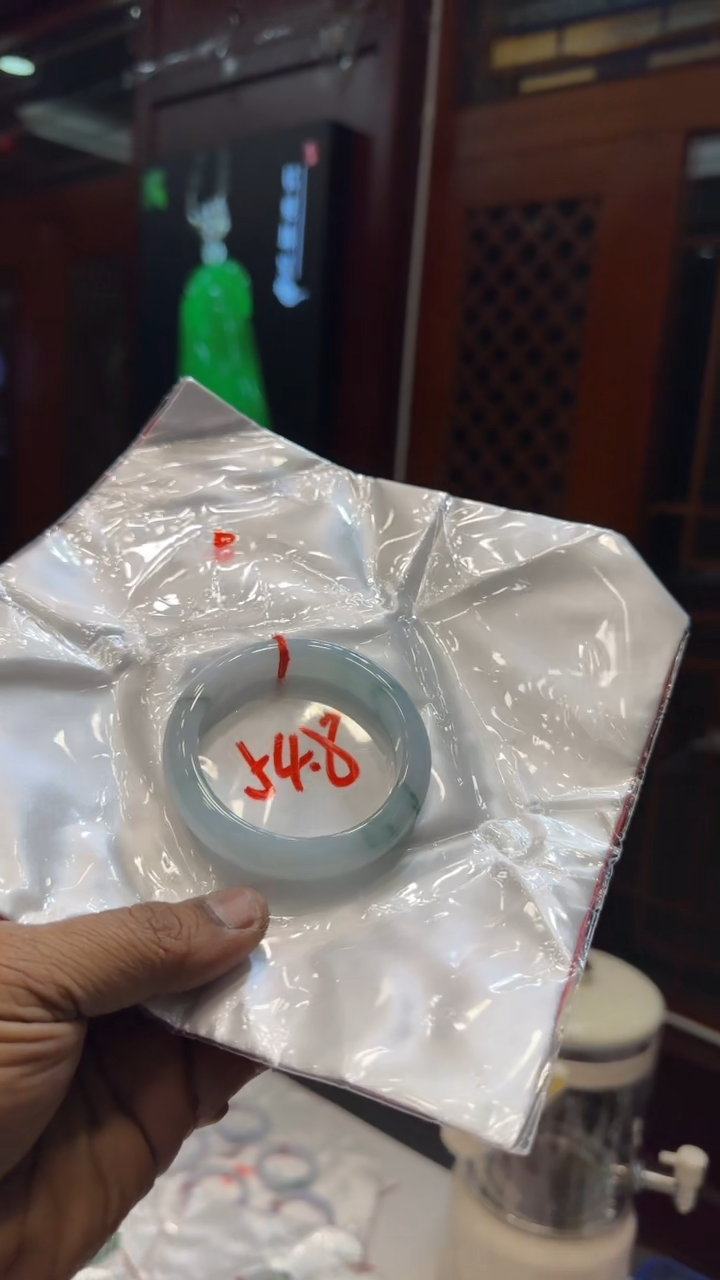 未镶嵌手镯翡翠手镯包容价