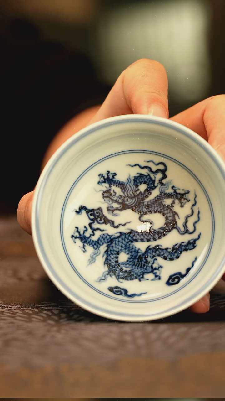 陶仿明青花三龙纹卢氏杯