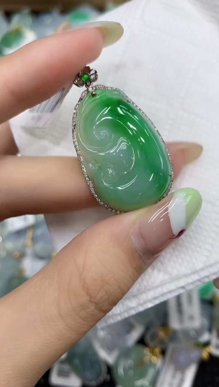 翡翠18K金镶嵌颈饰111111111111