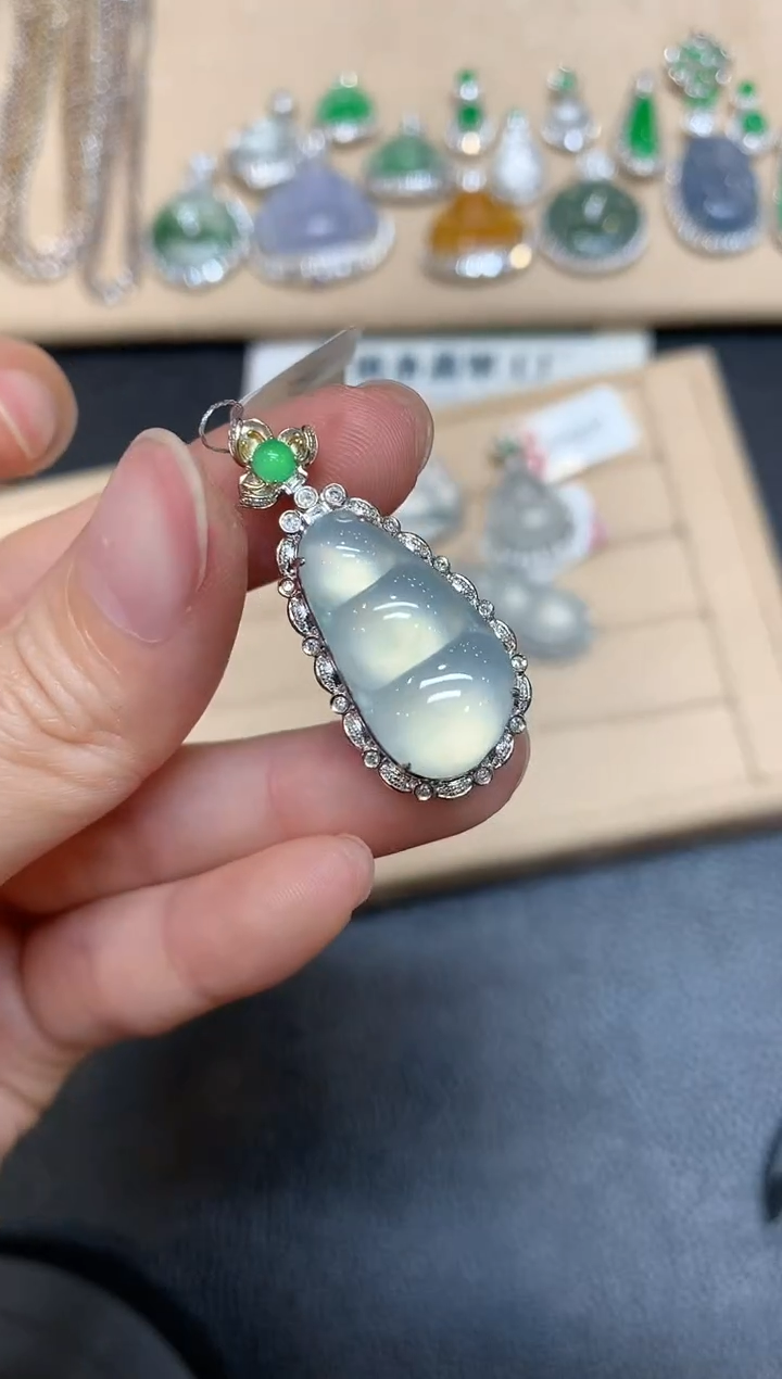 【闪购商品】翡翠颈饰18K金镶嵌福豆【无服务费