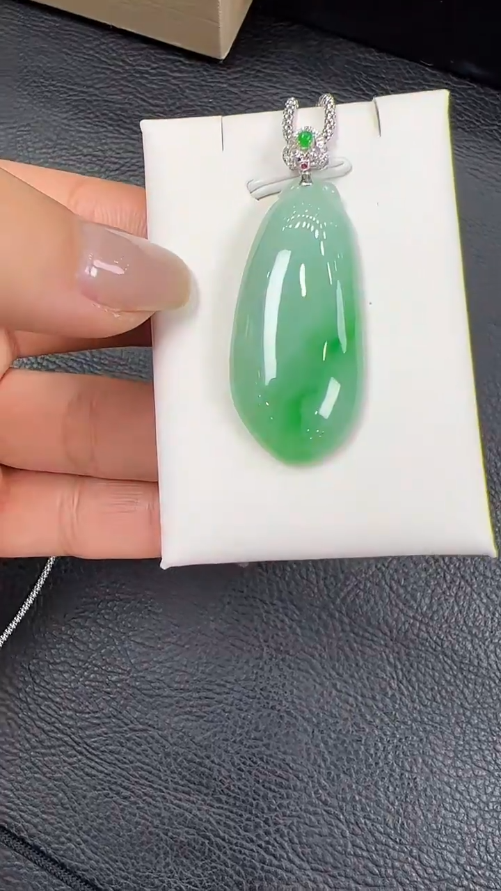 【闪购商品】翡翠挂件18K金镶嵌福瓜不含链