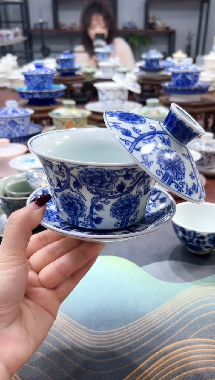 【闪购商品】320釉下仿古缠枝莲盖碗