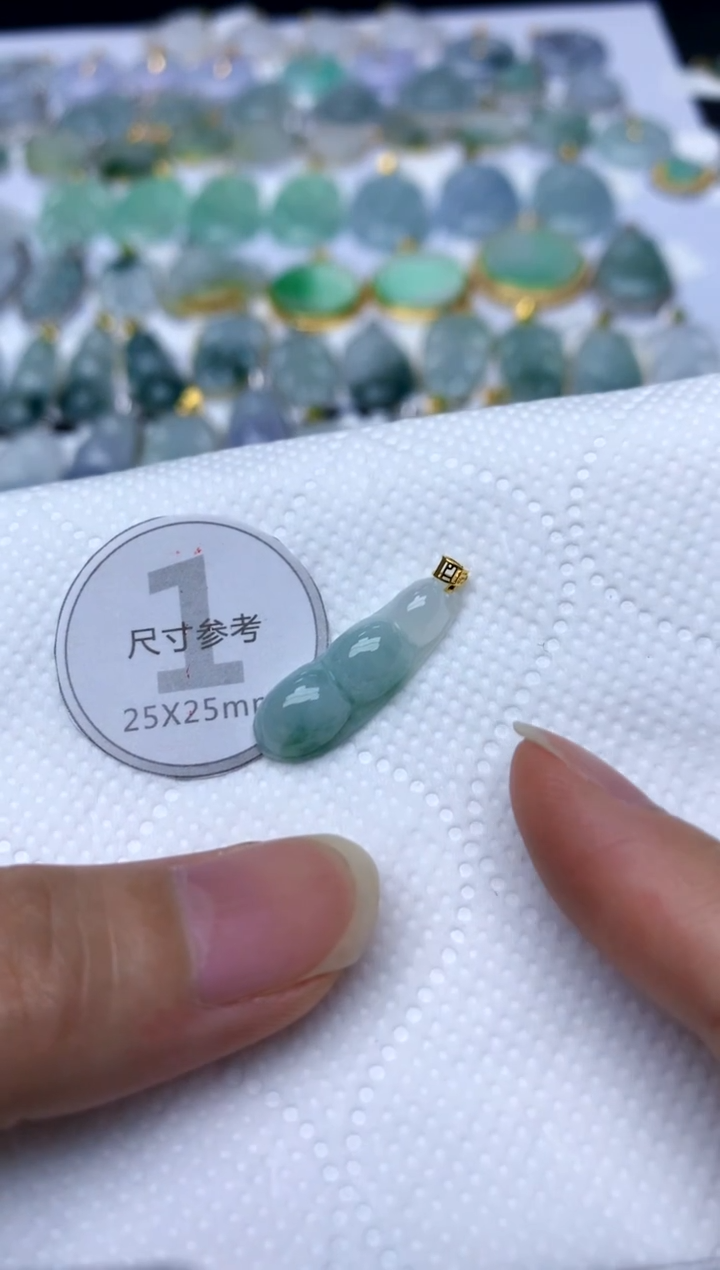 颈饰18K金镶嵌翡翠天然A货翡翠