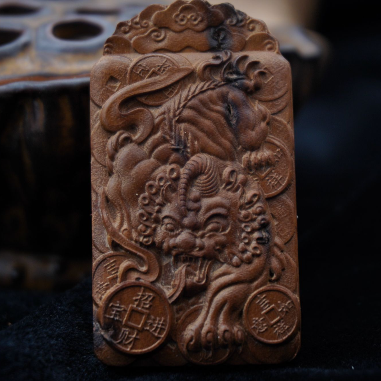 雷击枣木饰品 双面雕刻貔貅 60*35mm 雷痕枣木牌