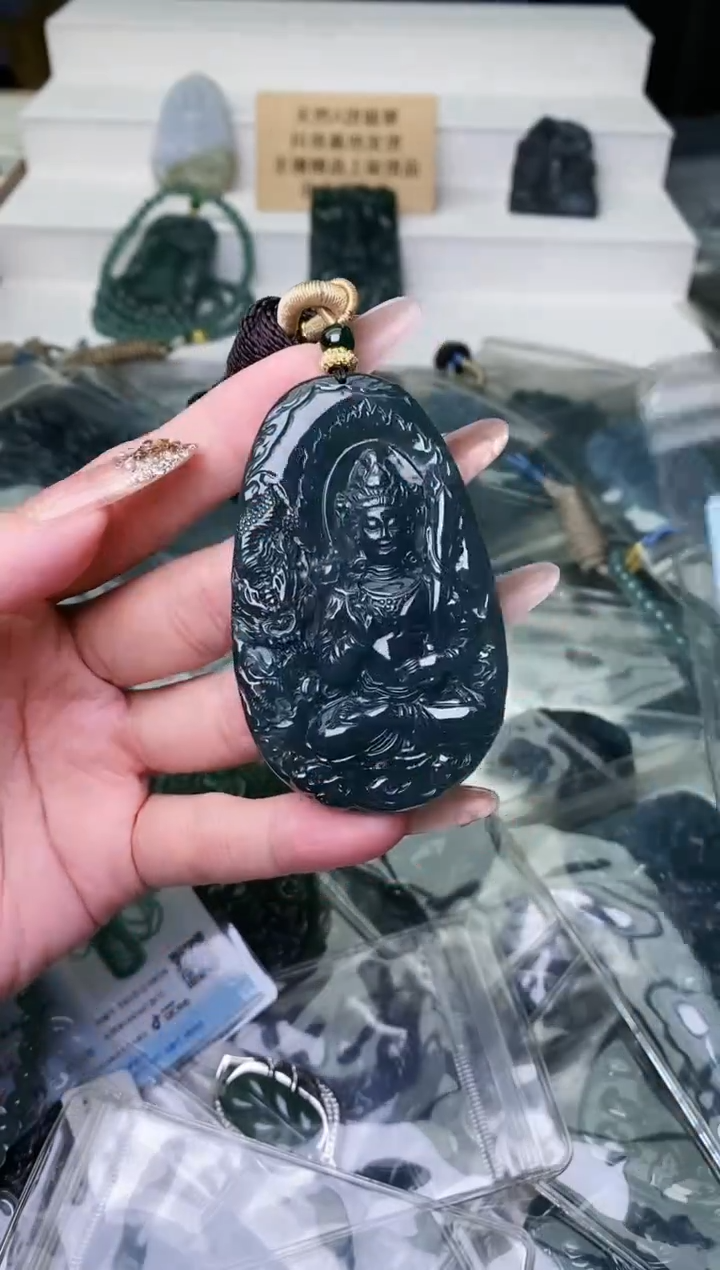 颈饰未镶嵌翡翠 