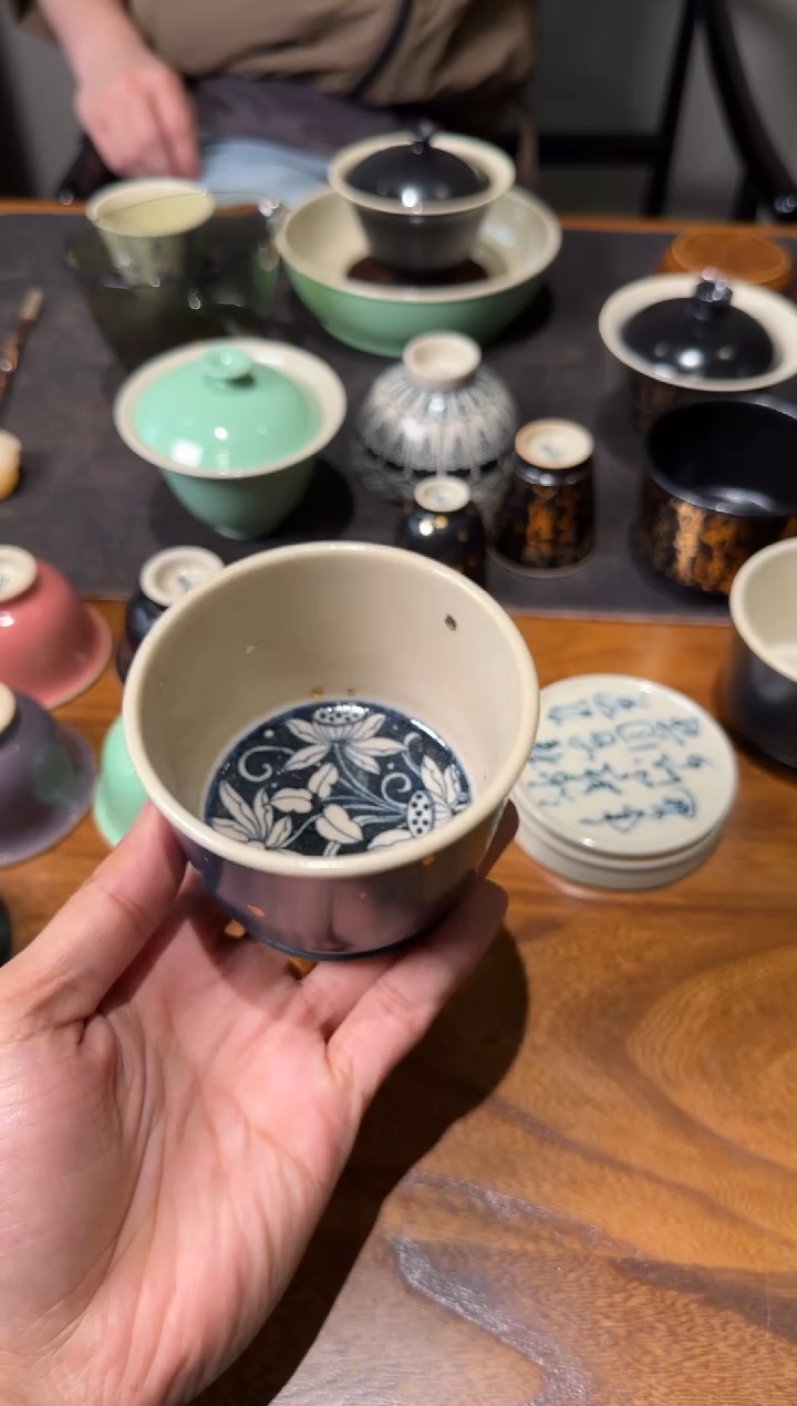 南山云泊 碧城 内绘荷花纹洒金大容天杯