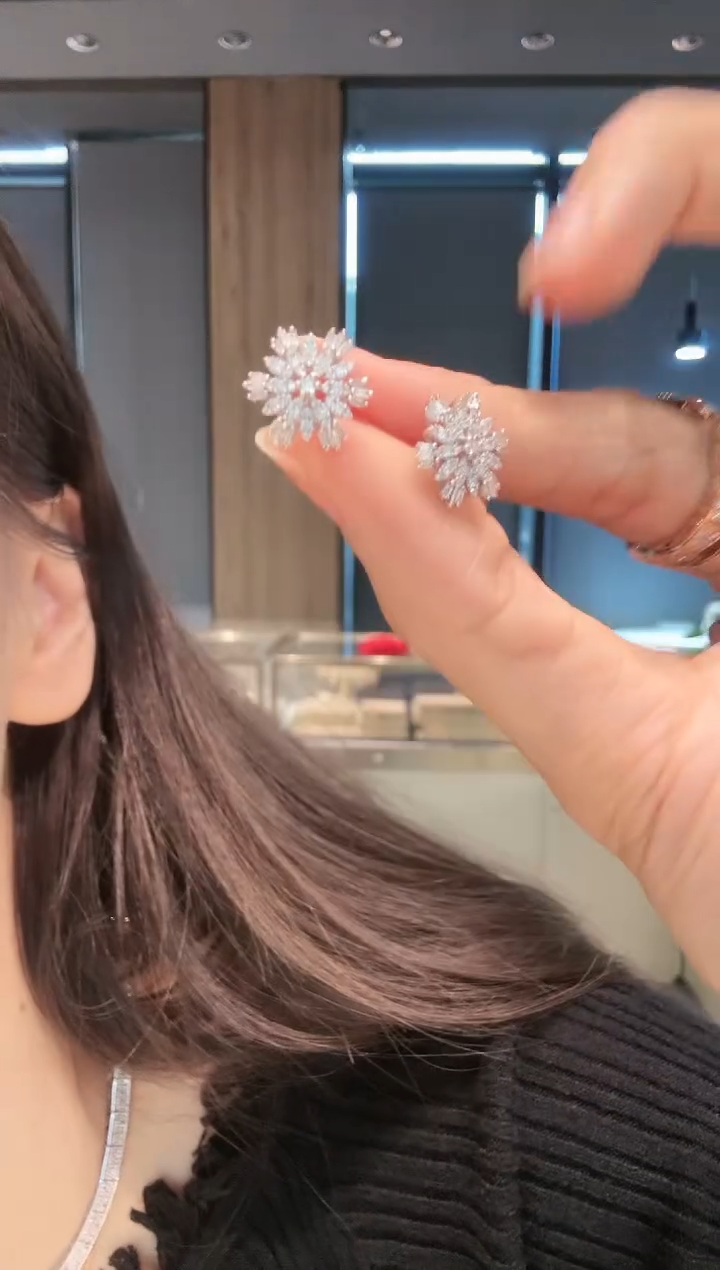 【闪购商品】钻石耳饰18K金镶嵌雪花