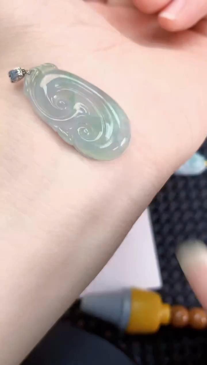 翡翠未镶嵌颈饰        1