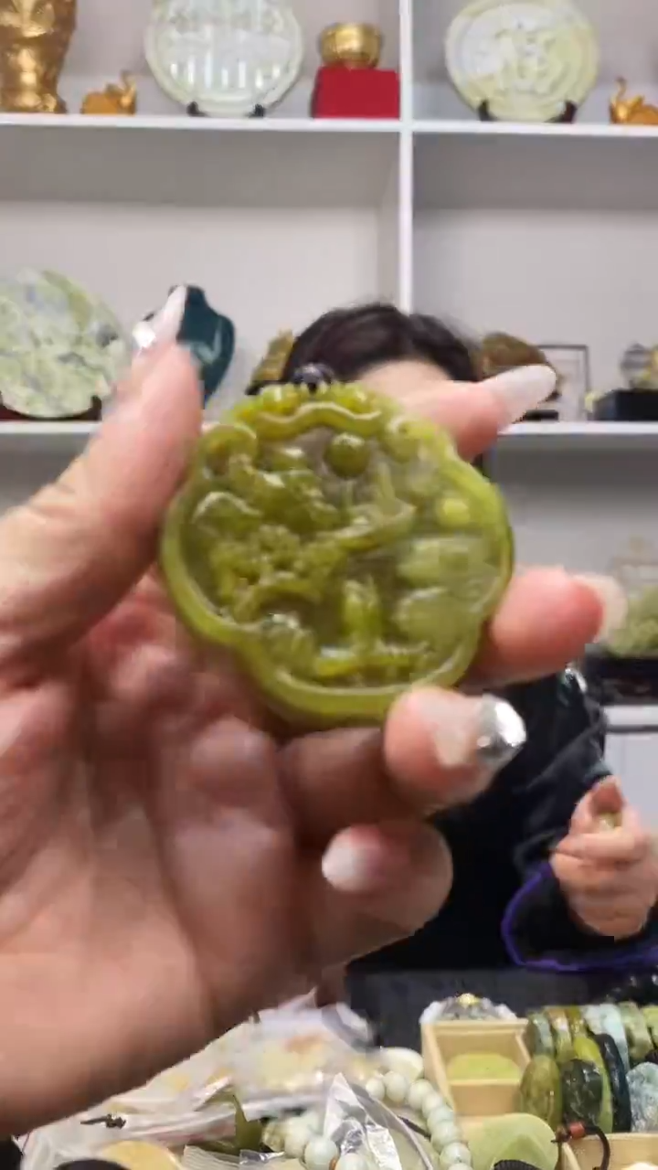 未镶嵌岫玉吊坠 