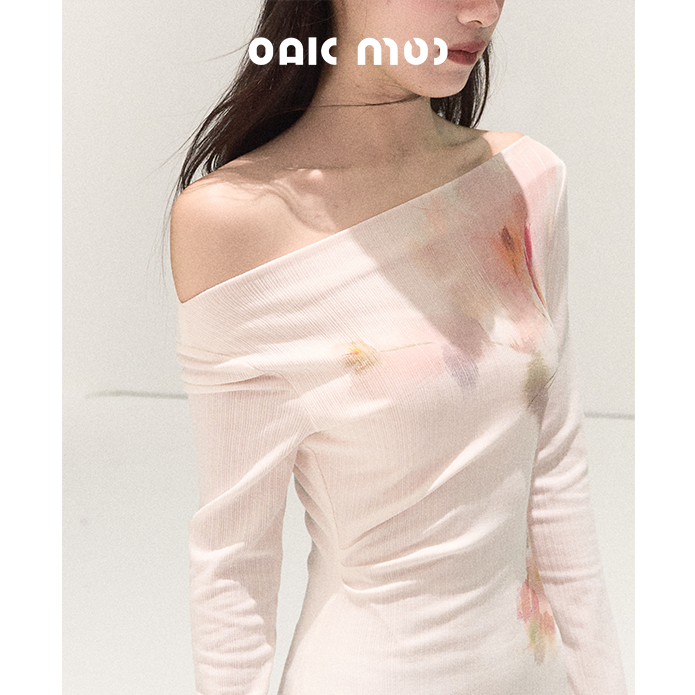 OAKMOO/"澄澈的涟漪"原印花一字肩斜肩针织连衣裙