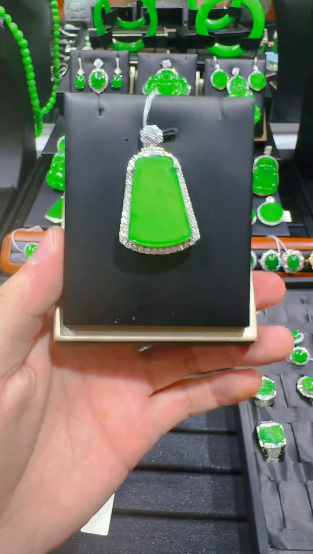 【闪购商品】翡翠吊坠(赠链)银S925镶嵌天然A货翡翠