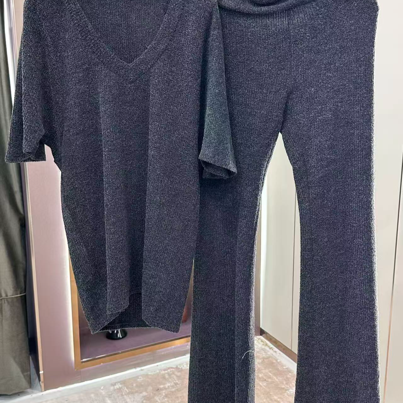 新孤品特价A01-V领上衣裤子套装