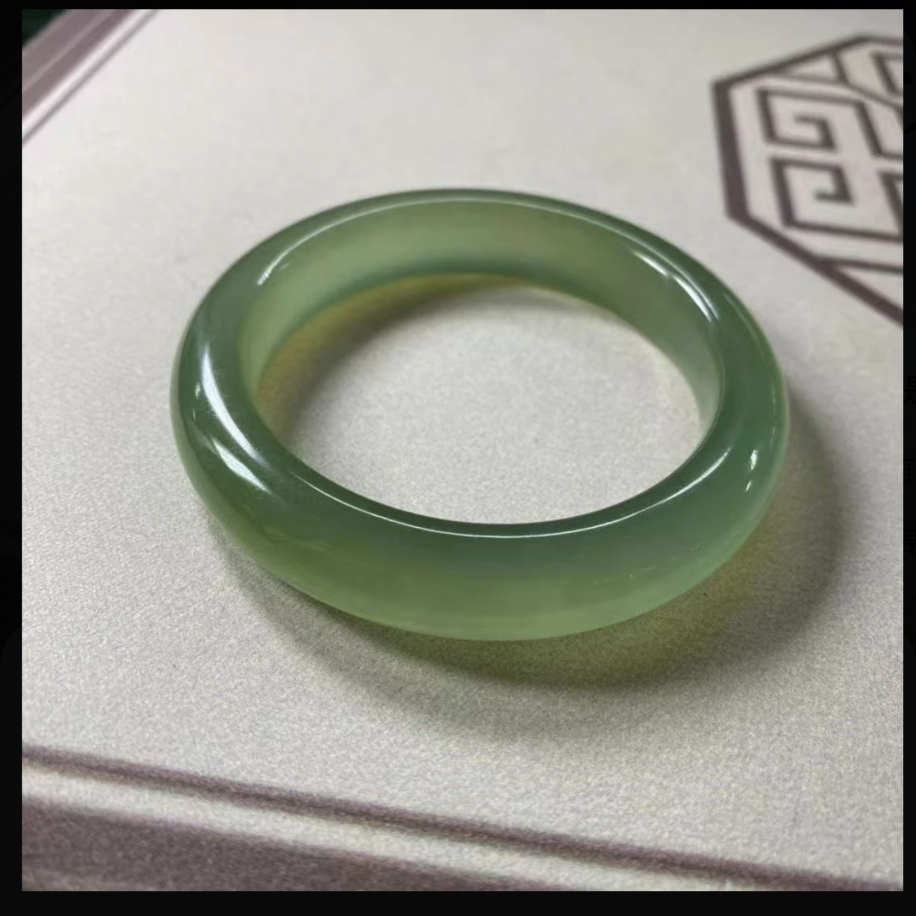 蛇纹石玉未镶嵌发一个女款绿色冰透手镯