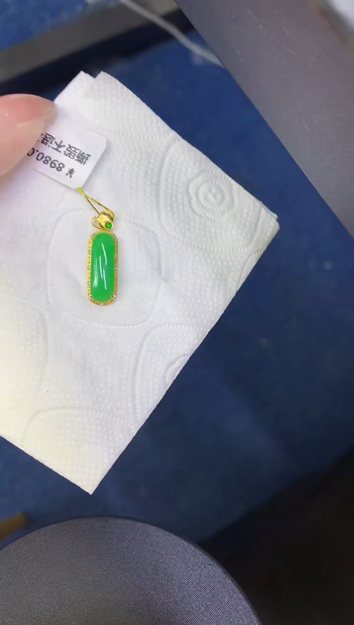 颈饰18K金镶嵌翡翠缅甸天然翡翠A货