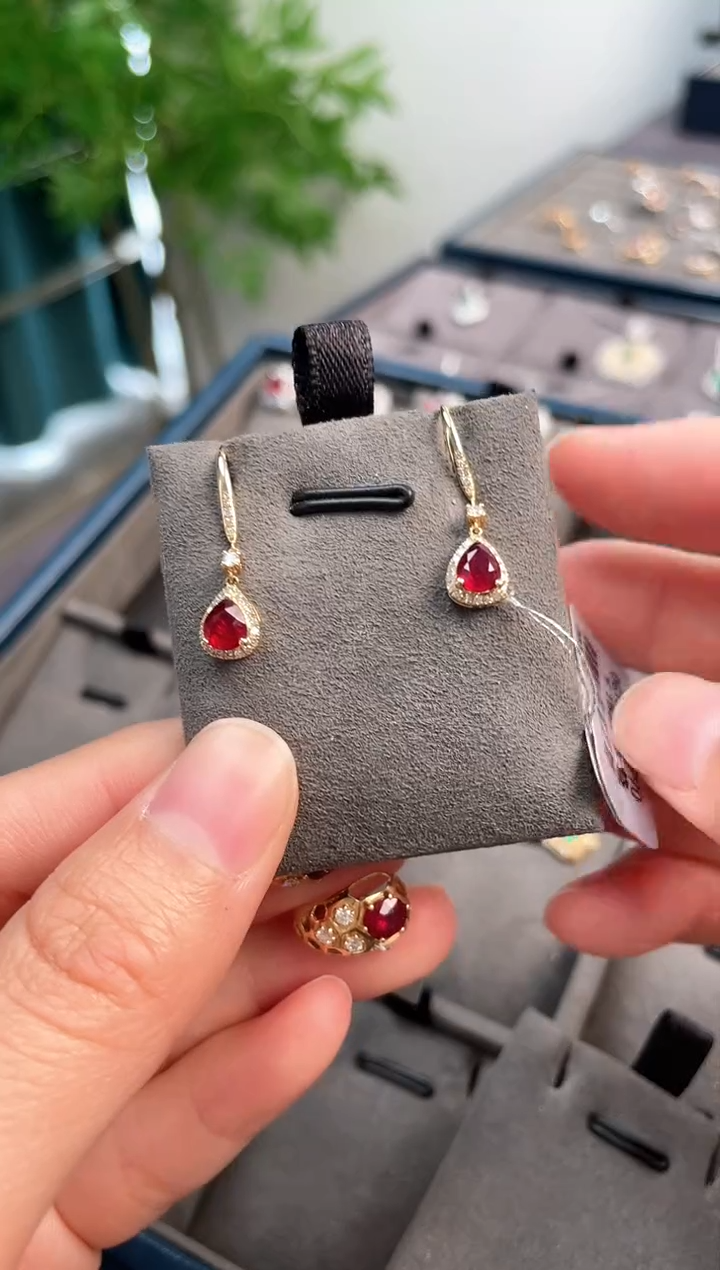 【闪购商品】红宝石耳饰18K金镶嵌/无烧鸽血红