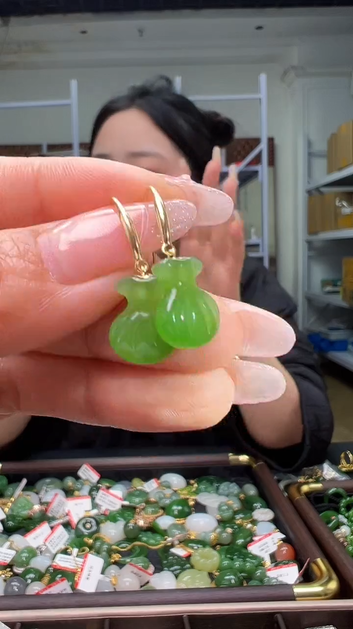 颈饰18K金镶嵌和田玉（多样性发货.发其一)12.08.46