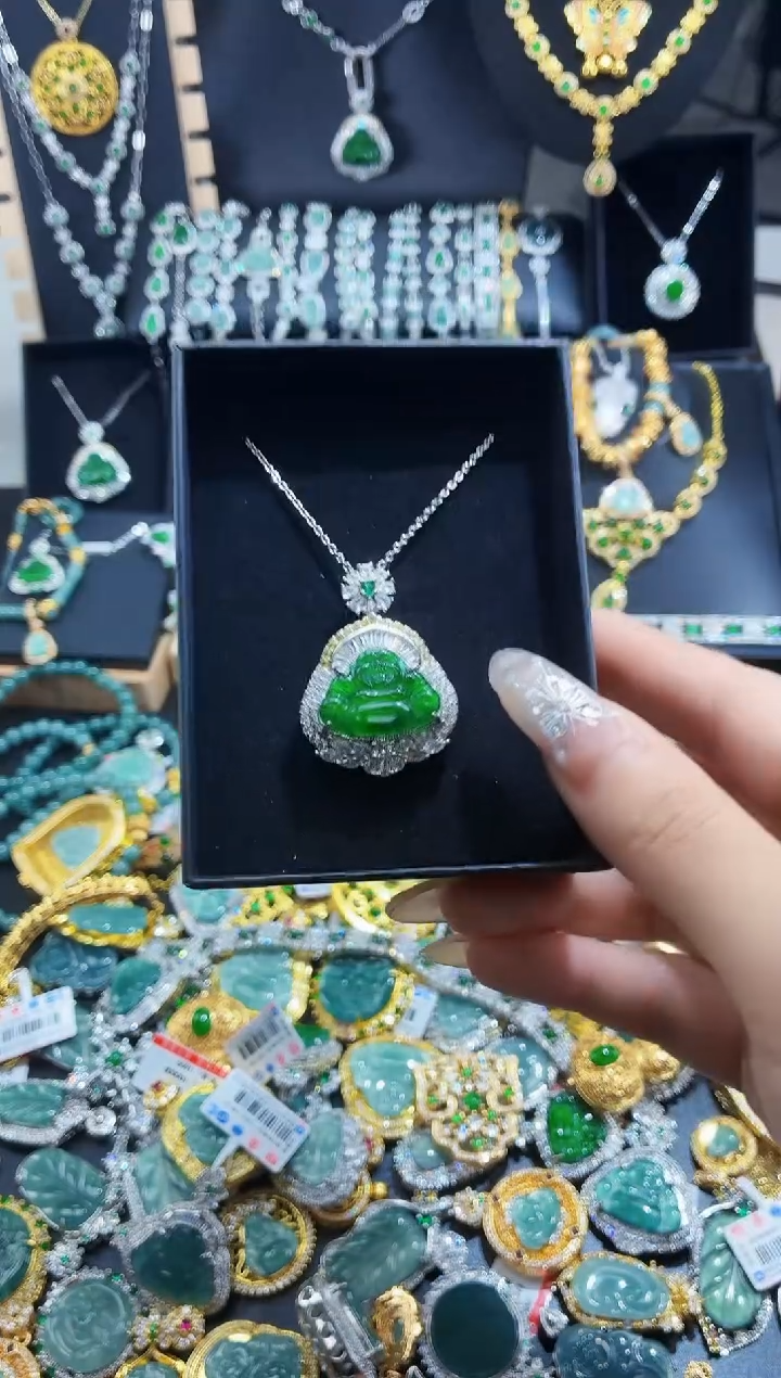 翡翠未镶嵌吊坠(赠链)天然翡翠a货 多样性发其一