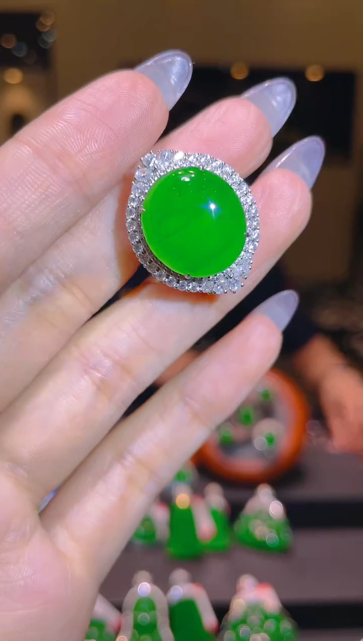 【闪购商品】翡翠18K金镶嵌吊坠(赠链)A52