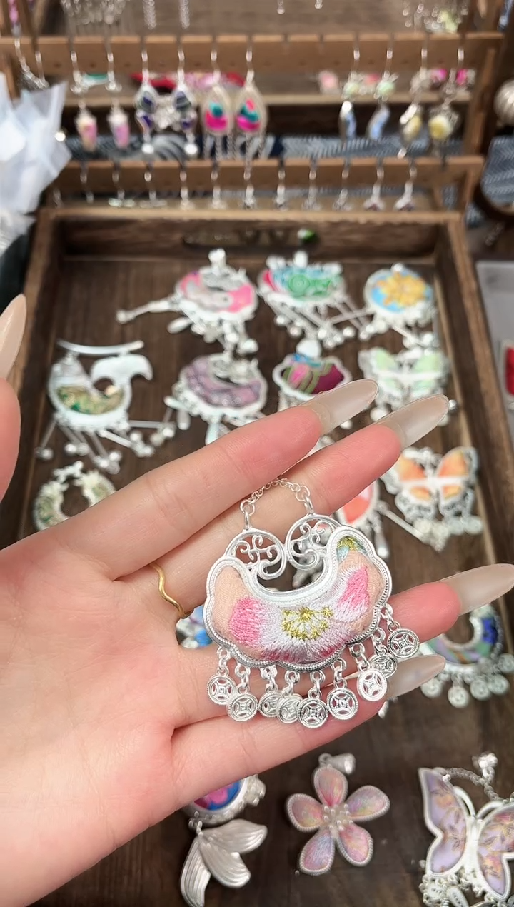 织绣小***?民族风非遗老绣苗银饰品445