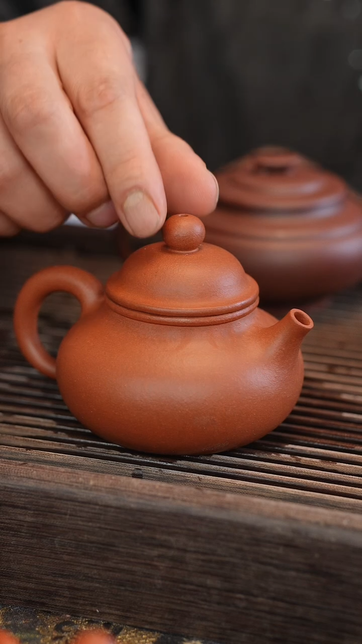 茶壶紫砂容天 红清水 半手工 220cc