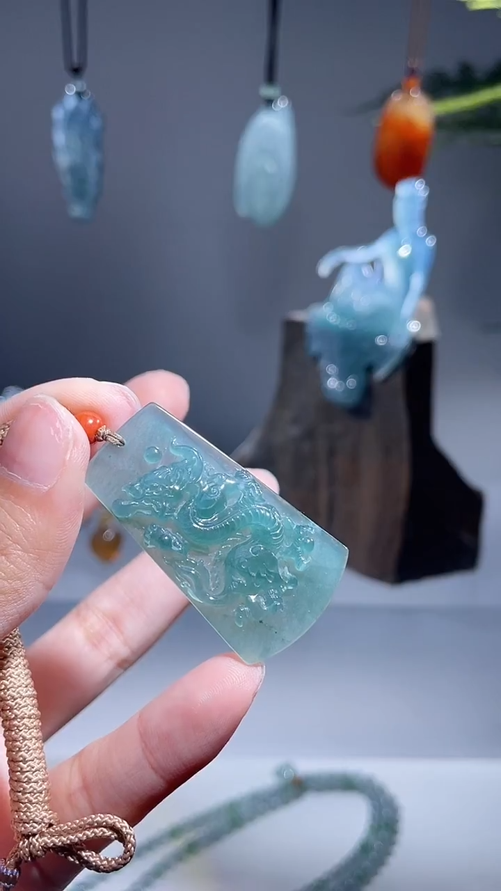 颈饰未镶嵌翡翠龙牌