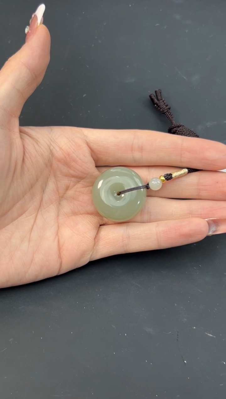 【闪购商品】和田玉吊坠(赠链)未镶嵌且末微色差近矿平安扣