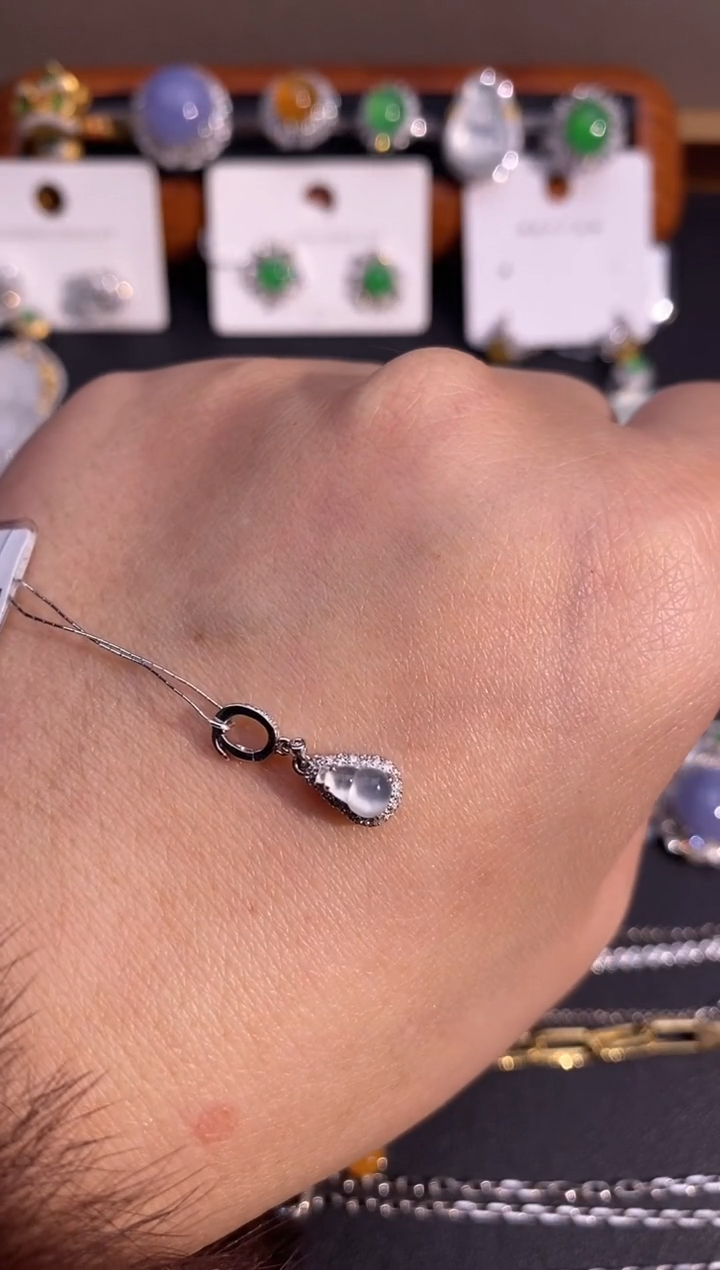 【闪购商品】翡翠颈饰18K金镶嵌吊坠