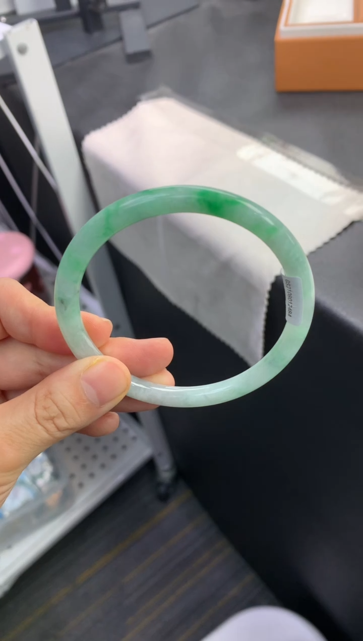 未镶嵌手镯（圆镯）翡翠退货需手镯吊牌标签完好