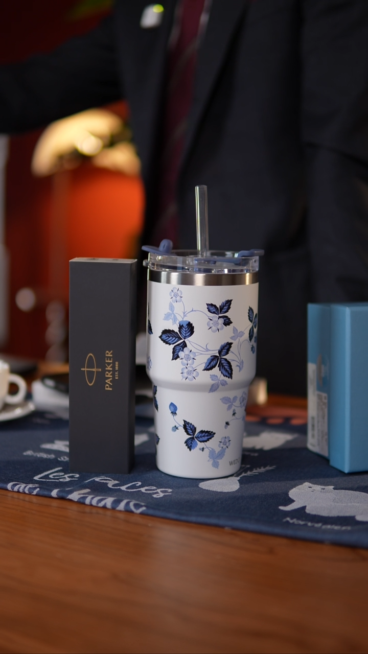 当代威基伍德【野草莓墨蓝吸管杯592毫升】送派克圆珠笔