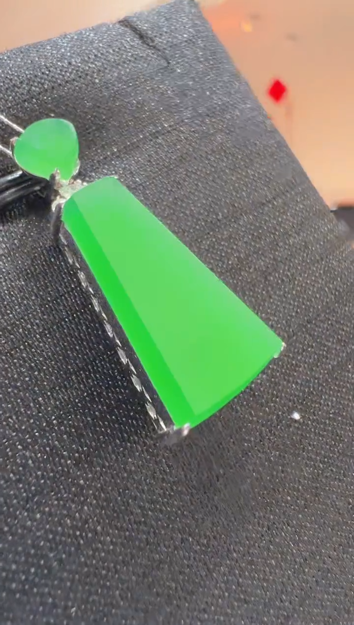 【闪购商品】翡翠吊坠(不含链)18K金镶嵌           