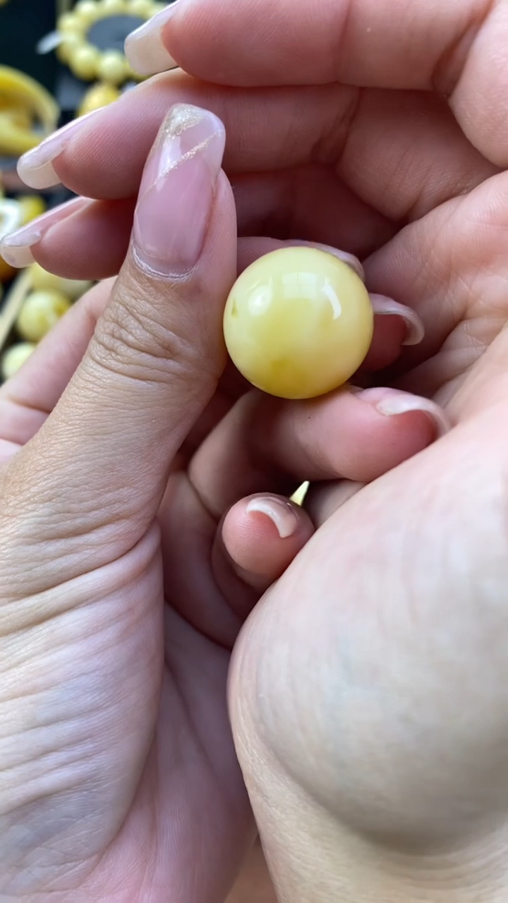 未镶嵌琥珀裸石葵. 3