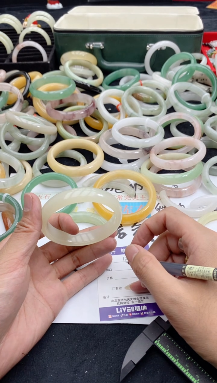 【闪购商品】石英质玉手镯未镶嵌121+60-61