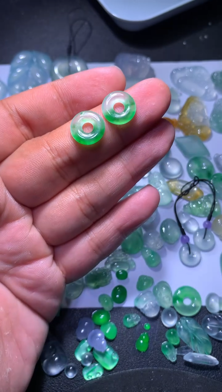 【闪购商品】翡翠颈饰未镶嵌甜甜圈一对