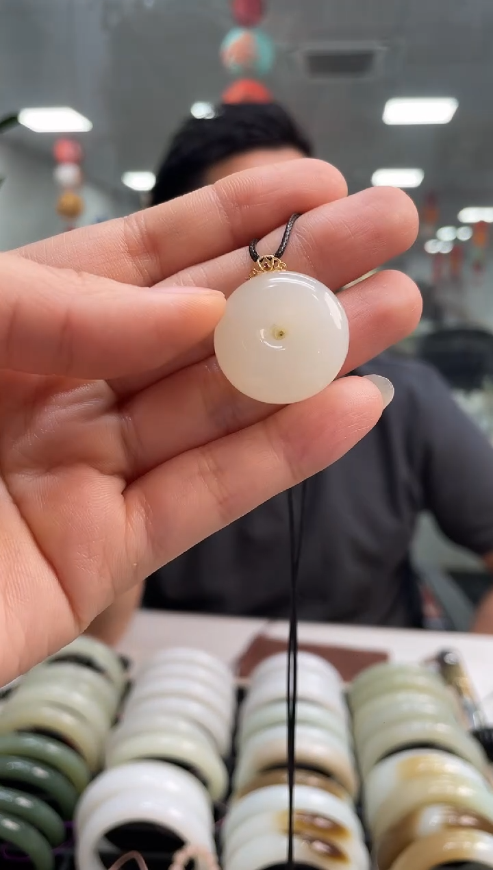 和田玉18K金镶嵌颈饰于阗老坑平安扣吊坠随机发一件