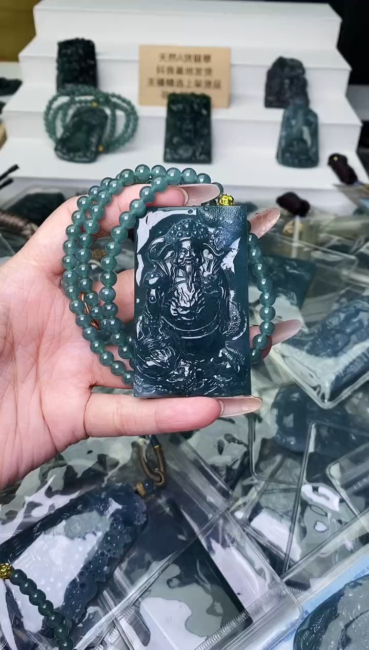 颈饰未镶嵌翡翠 