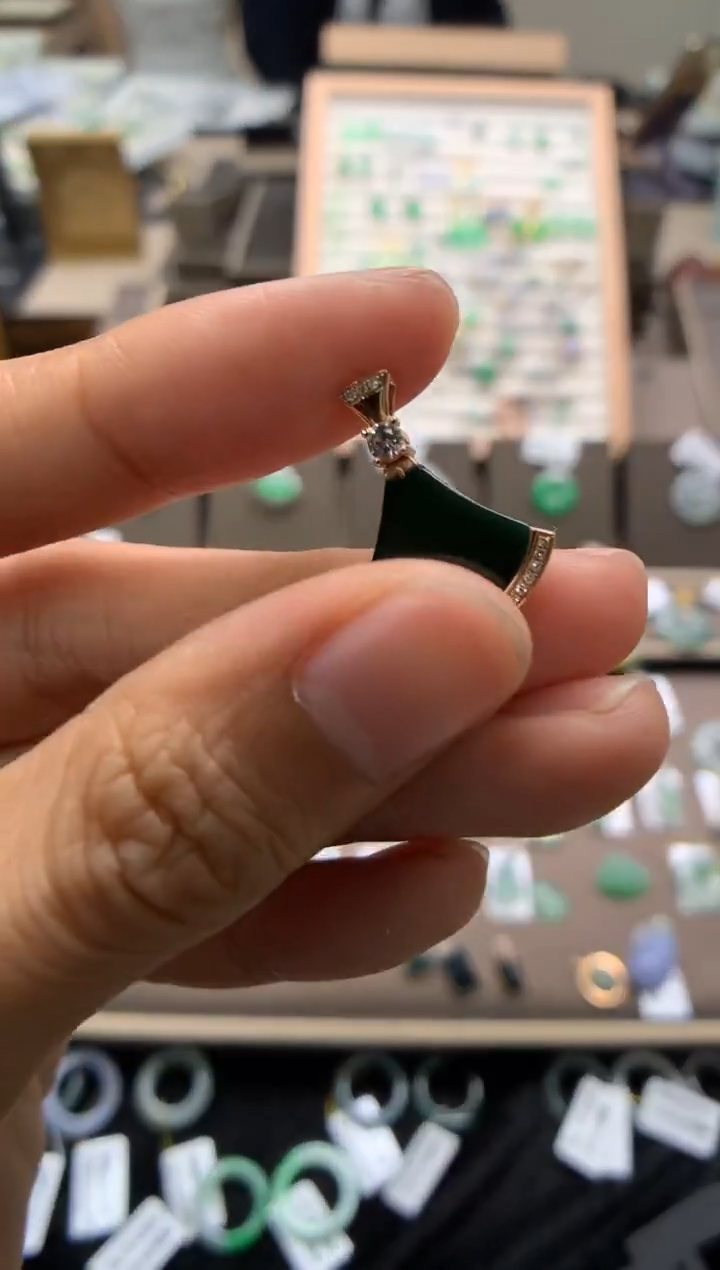 颈饰18K金镶嵌翡翠墨翠裙摆