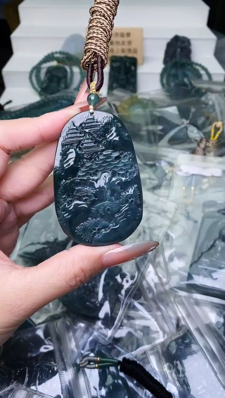 颈饰未镶嵌翡翠 