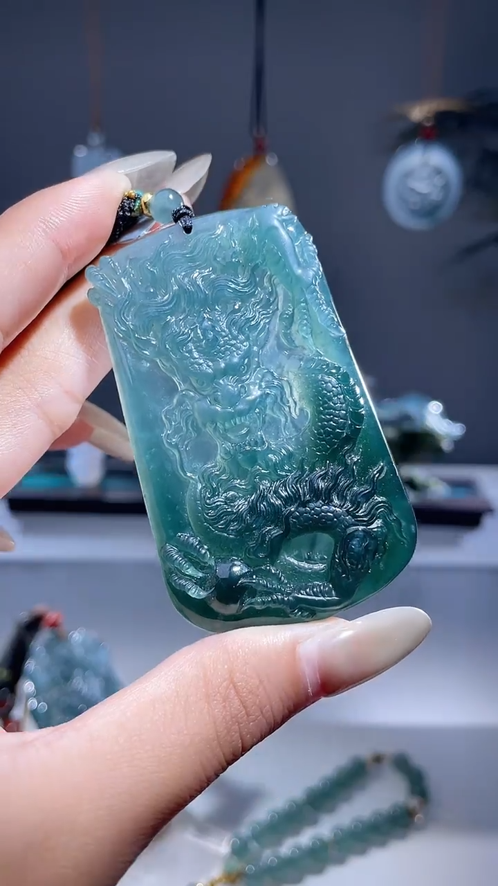 颈饰未镶嵌翡翠龙牌
