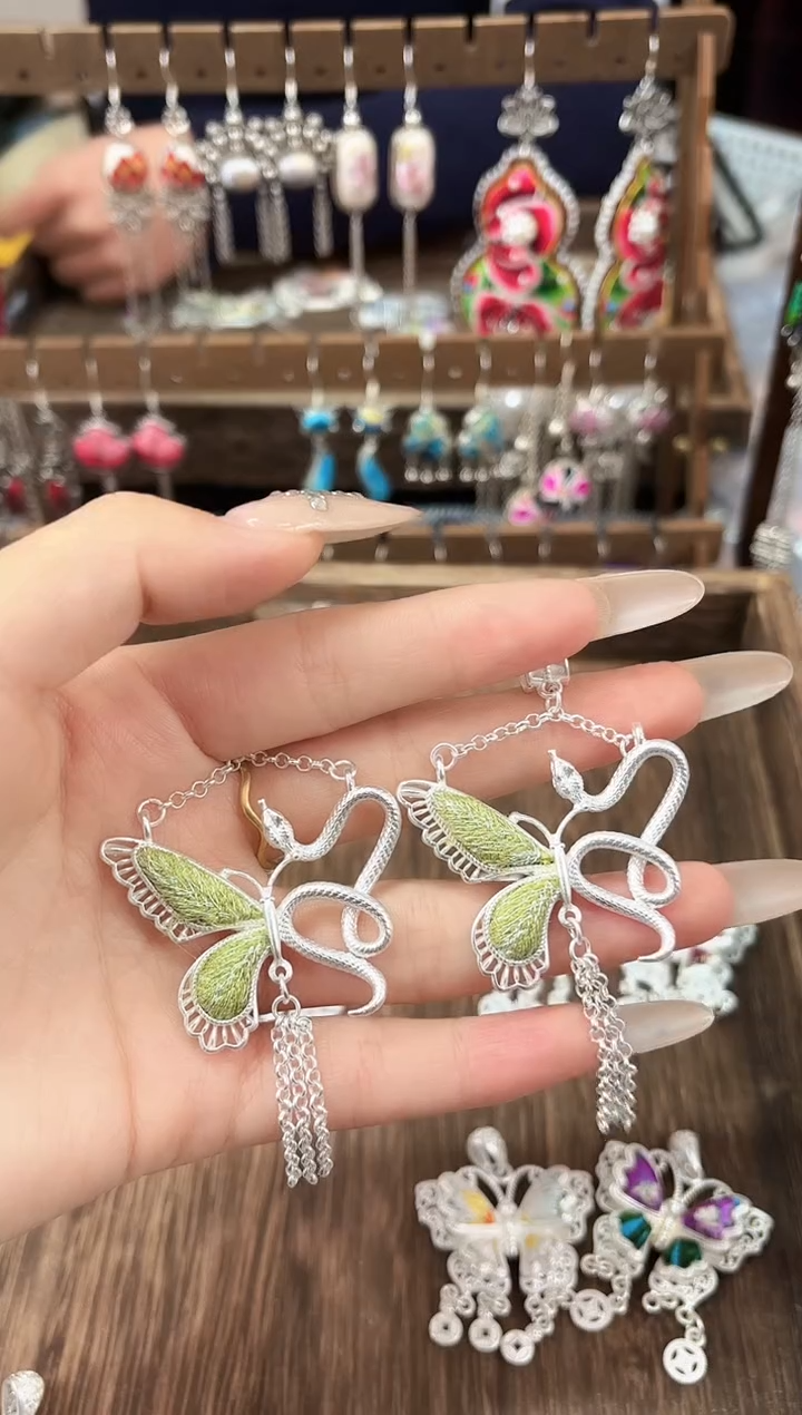 织绣E****n民族风非遗老绣饰品752