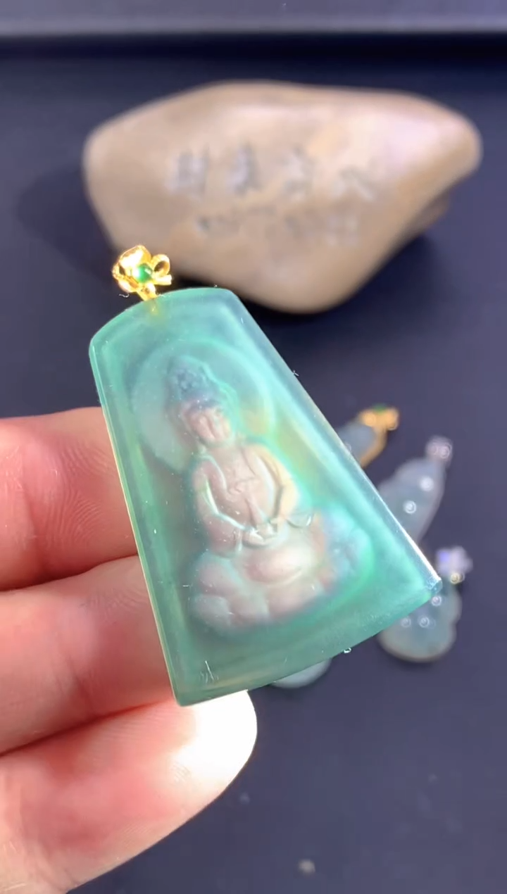 颈饰18K金镶嵌翡翠     