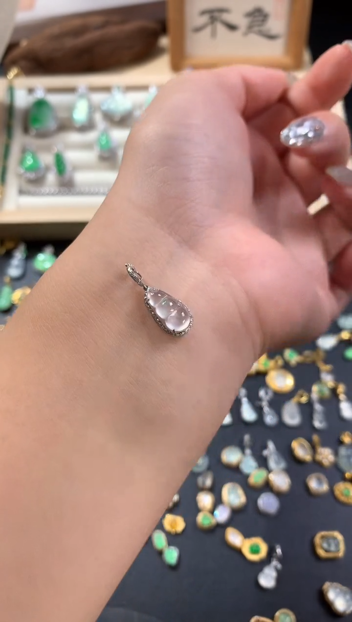 颈饰18K金镶嵌翡翠豆子