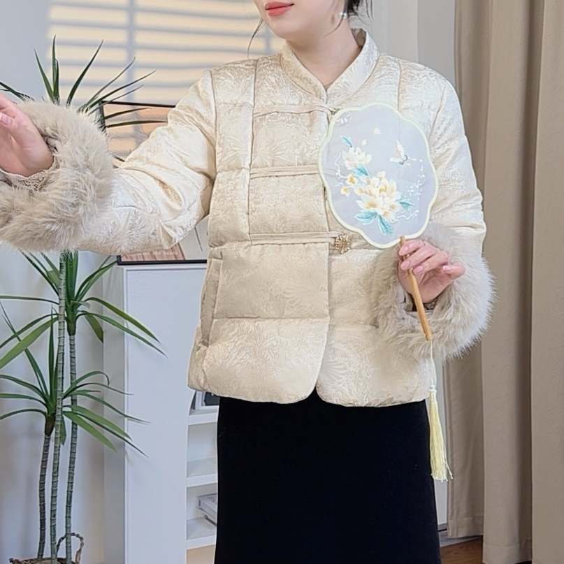 冬季新中式重工三颗水晶大钻扣毛毛袖口国风石墨烯云绒棉服提花