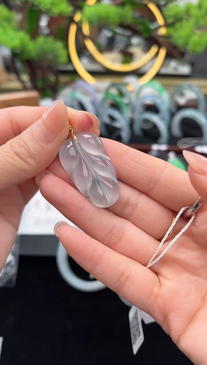 颈饰18K金镶嵌翡翠吊坠