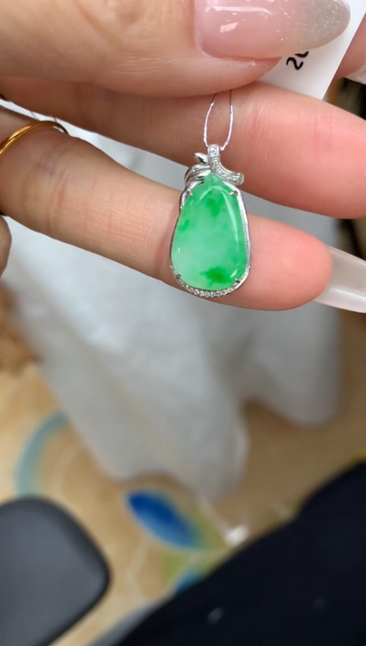 【闪购商品】翡翠颈饰18K金镶嵌福瓜