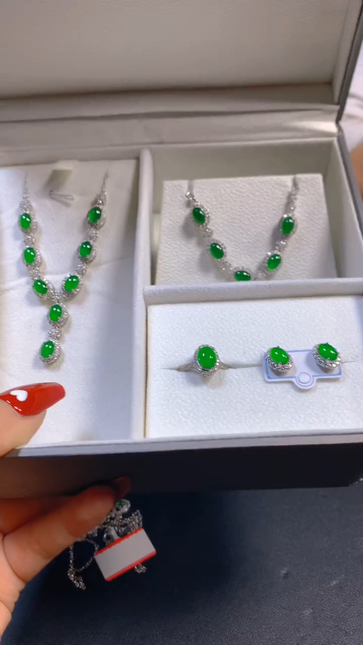 【闪购商品】翡翠颈饰未镶嵌0582035675多样性发一套盒