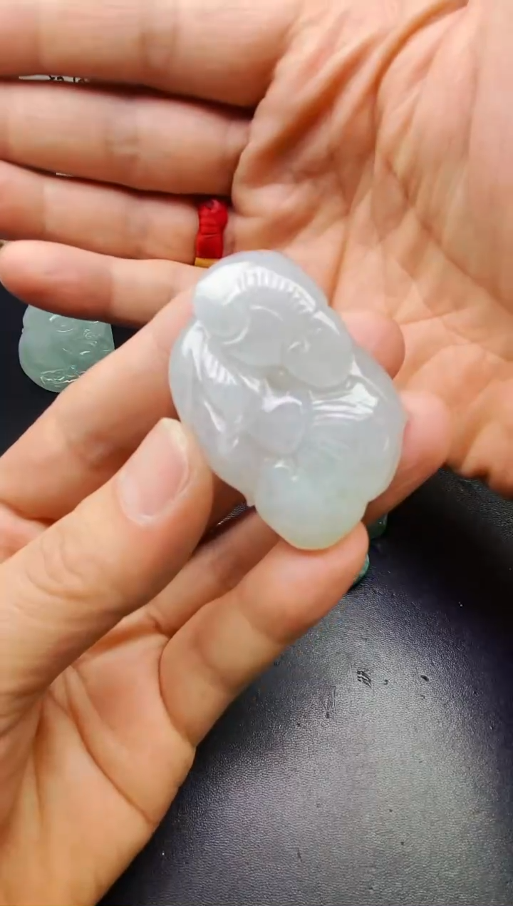 颈饰未镶嵌翡翠李*，如意