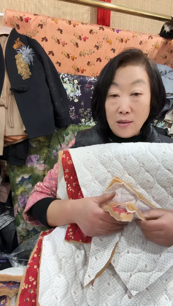 女士石墨烯红花中码裁片一条（需要修脏无售后）   406号