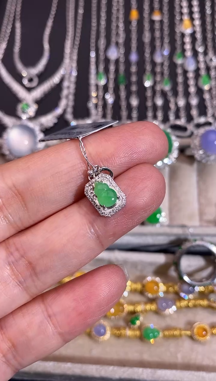 颈饰18K金镶嵌翡翠吊坠