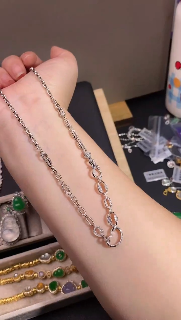 颈饰18K金镶嵌钻石项链