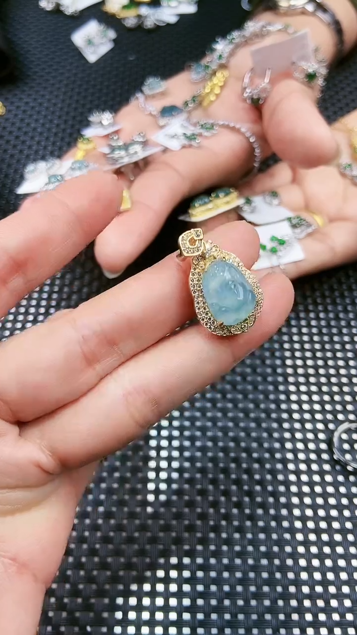 【闪购商品】翡翠颈饰未镶嵌11111111